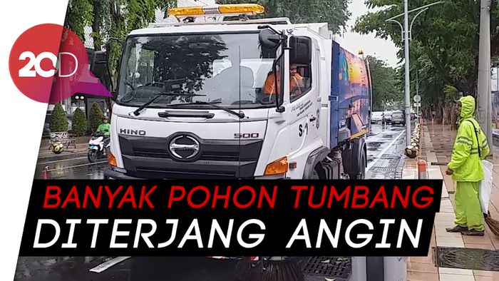 Banyak Rontokan Pohon Tumbang, Surabaya Terjunkan Truk Pembersih
