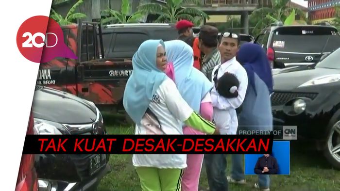 Demi Foto Bareng Bang Sandi, Emak di Bekasi Jatuh Pingsan   