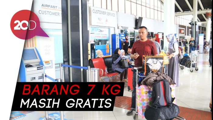 Hindari Biaya Bagasi, Penumpang Lion Air Bongkar Barang Bawaannya 