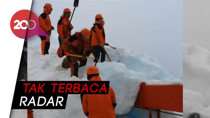Kapal Ekspedisi Antartika Tabrak Gunung Es