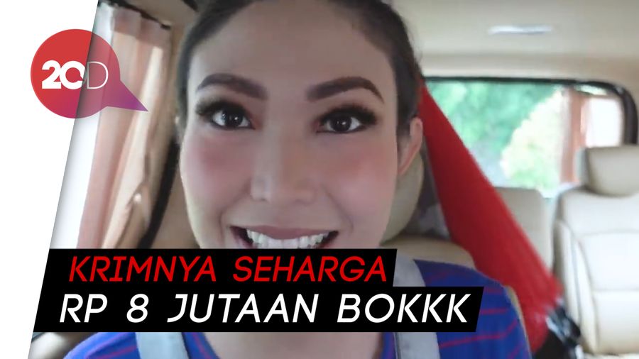 Begini Hebringnya Gaya Ayu Dewi Dandan di Mobil