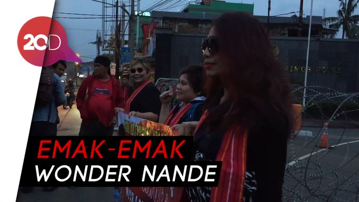 Saat Emak-emak Ahoker Mencoba Masuk Mako Brimob