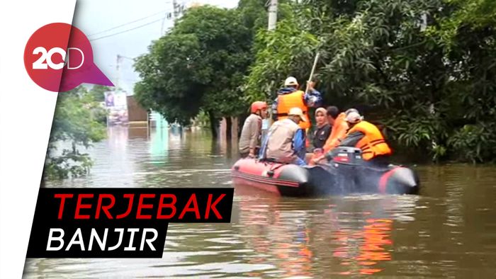 Momen Evakuasi Lansia dan Balita Korban Banjir di Makassar