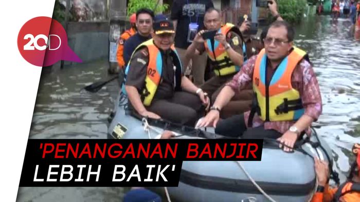 Di Atas Perahu Karet, Wali Kota Makassar Cek Lokasi Banjir