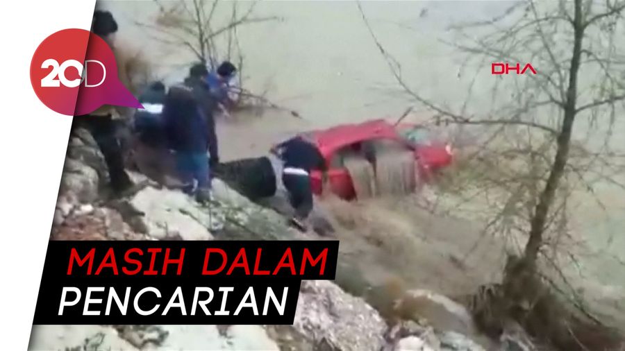 Dramatis! Video Penyelamatan Gadis di Mobil yang Terjun ke Sungai
