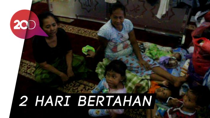 Ibu dan Anak di Makassar Bertahan di Atap Rumah Saat Banjir