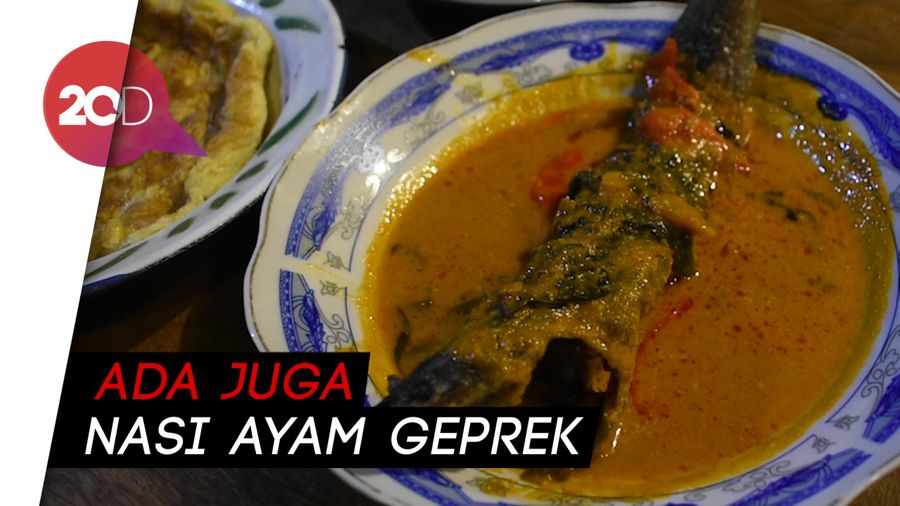 Melahap Mangut Lele di Rumah Joglo yang Nyaman