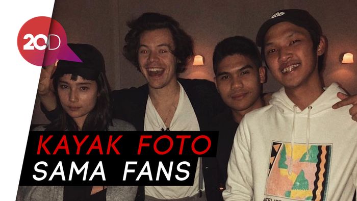 Pose Kalem Tatjana Saphira Saat Dirangkul Harry Styles