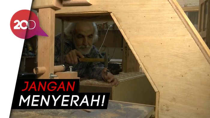 Salut! Kakek Disabilitas di Yordania Hasilkan Ornamen Kayu Ciamik