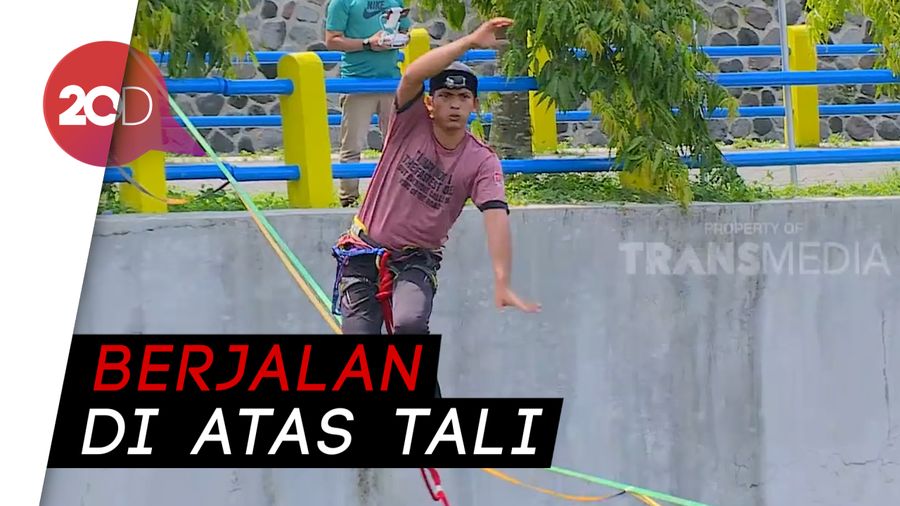 Begini Nih Teknik Belajar Olahraga Slackline untuk Pemula