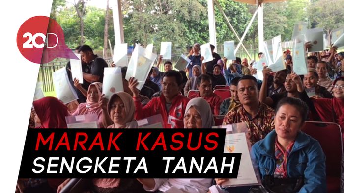 Anies Dampingi Jokowi Bagikan 3.000 Sertifikat Tanah di Jakarta