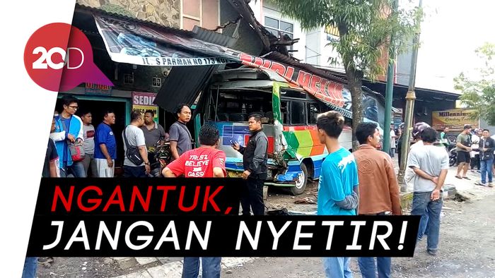 Petaka Kampung Koplak: Truk Cium Bus, Bus Sosor Pertokoan
