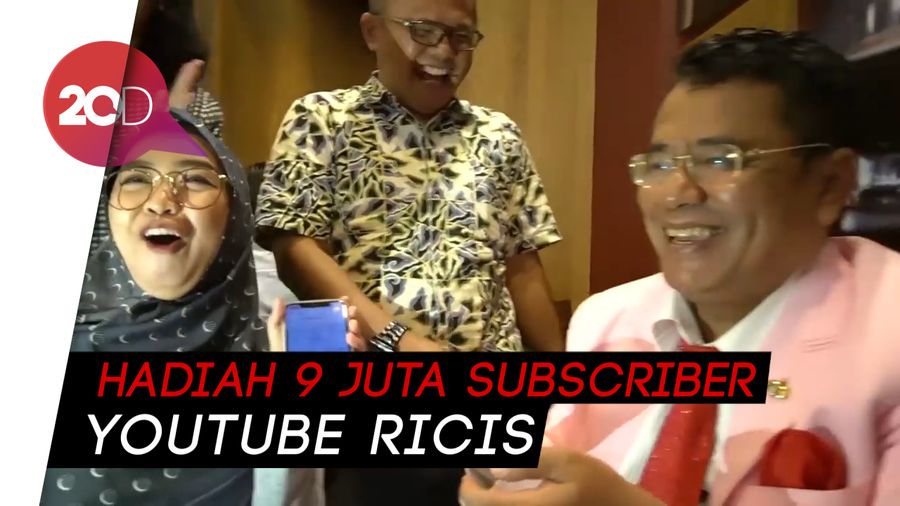 Hotman Paris Beri Cincin Berlian Rp 9 M untuk Ria Ricis