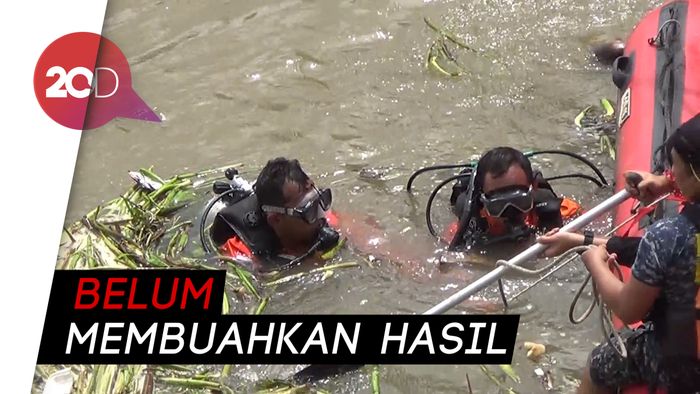 Hujan, Proses Evakuasi Korban Mobil Tercebur ke Sungai Dihentikan