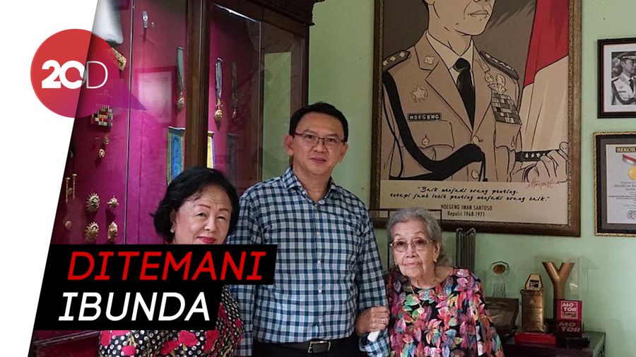 Sambangi Kediaman Merry Hoegeng, Ahok Dapat Lukisan