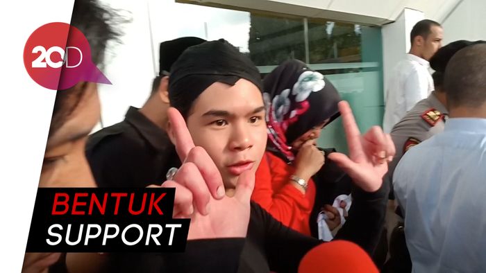 Ahmad Dhani Divonis, Dul Jaelani Pose Dua Jari