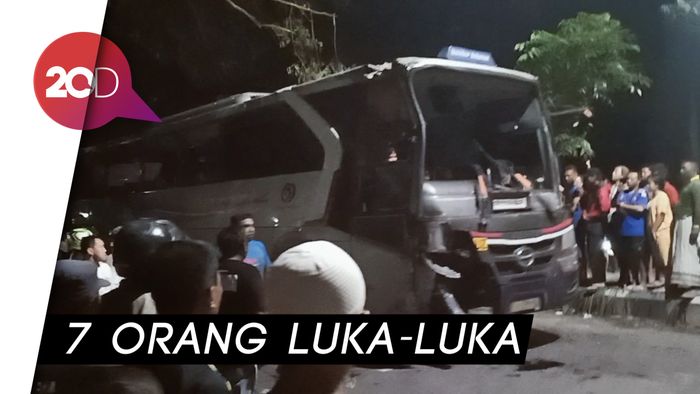 Hindari Sepeda Motor, Bus Sumber Selamat Terguling di Madiun
