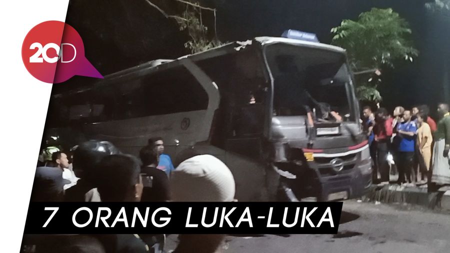 Hindari Sepeda Motor, Bus Sumber Selamat Terguling di Madiun