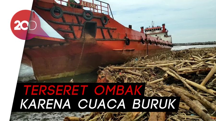 Kapal Kargo Terdampar di Pantai Makassar