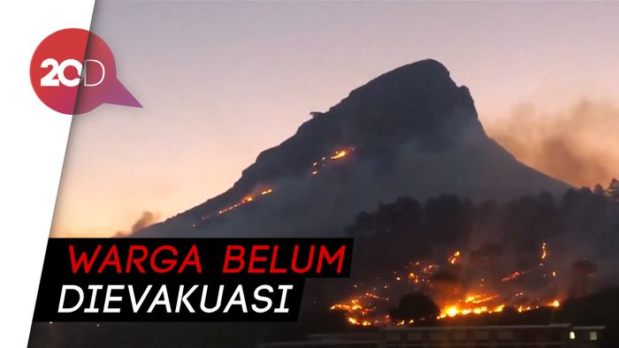 Gunung Lions Head di Afsel Terbakar