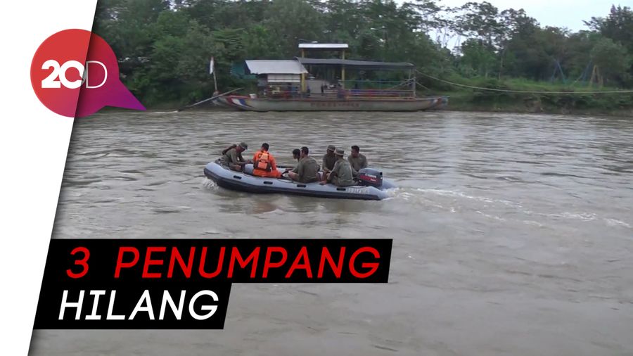 Marinir Bantu Cari Mobil yang Nyebur di Sungai Brantas 