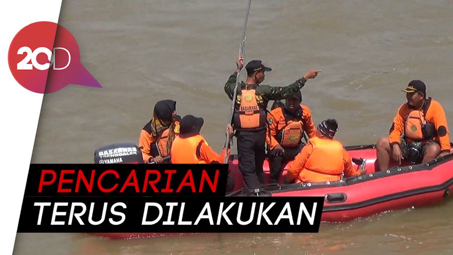 Mobil Nyebur di Sungai Brantas, 3 Penumpang Hilang