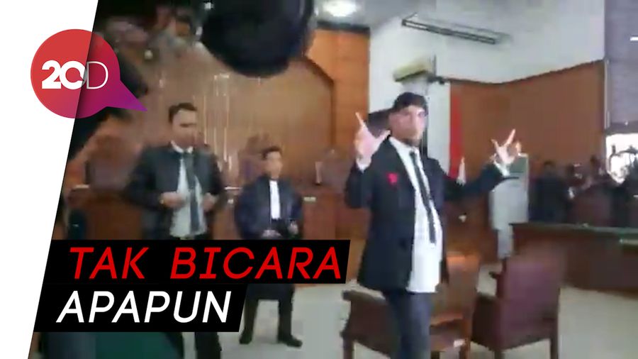 Pose 2 Jari Ahmad Dhani Setelah Divonis Bersalah