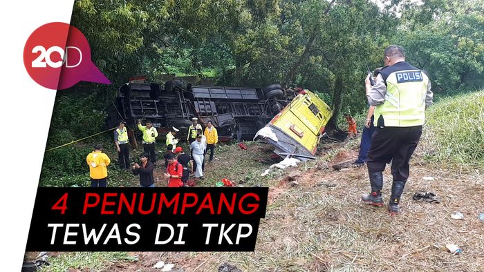 Ringsek! Begini Kondisi Bus Terguling di Tol Cipularang