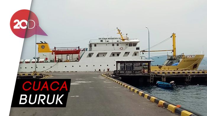 Cuaca Buruk, Penumpang Kapal Tujuan Madura Terlantar di Banyuwangi
