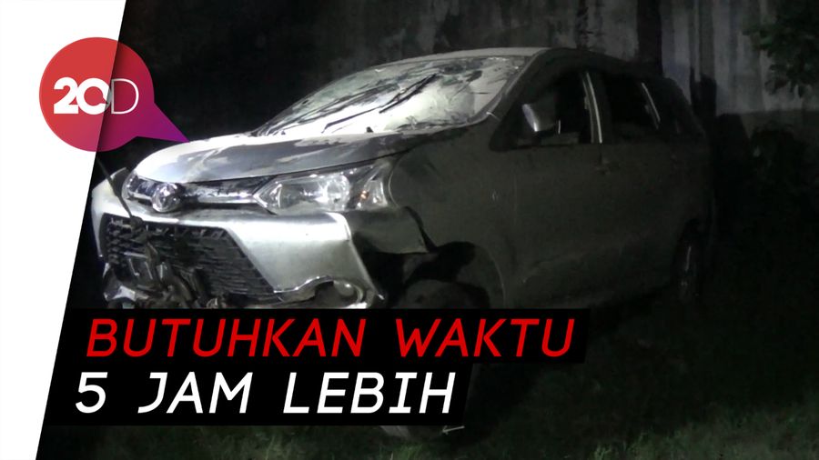 Detik-detik Evakuasi Avanza Maut di Sungai Brantas