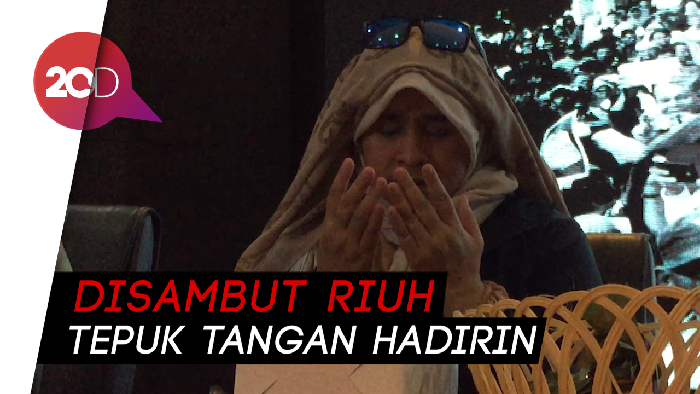 Semangat Membara Puisi Neno Warisman untuk Ahmad Dhani