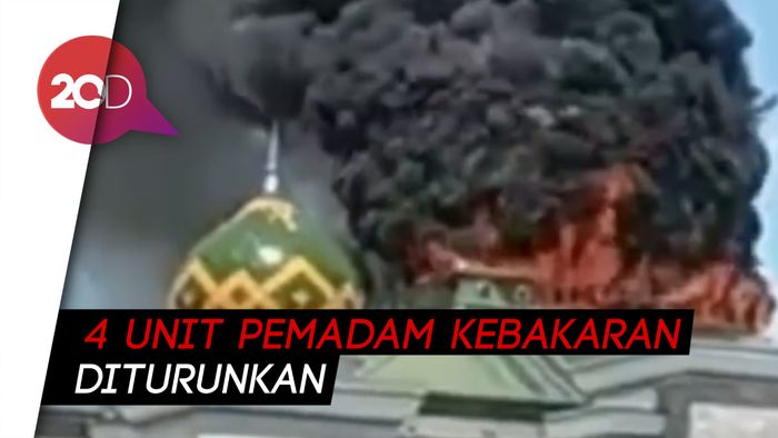 Detik-detik Kubah Masjid Agung Belopa Terbakar