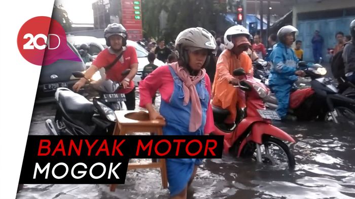 Hujan Deras, Jalan Raya Ngaglik Surabaya Terendam Banjir