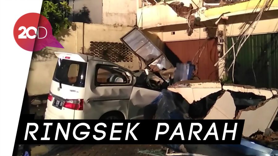 Tiga Atap Ruko Ambruk Timpa Mobil di Surabaya