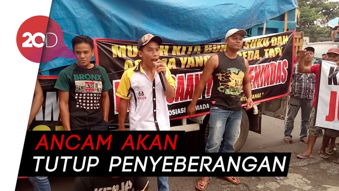Aksi Demo Ratusan Sopir Truk di Banyuwangi