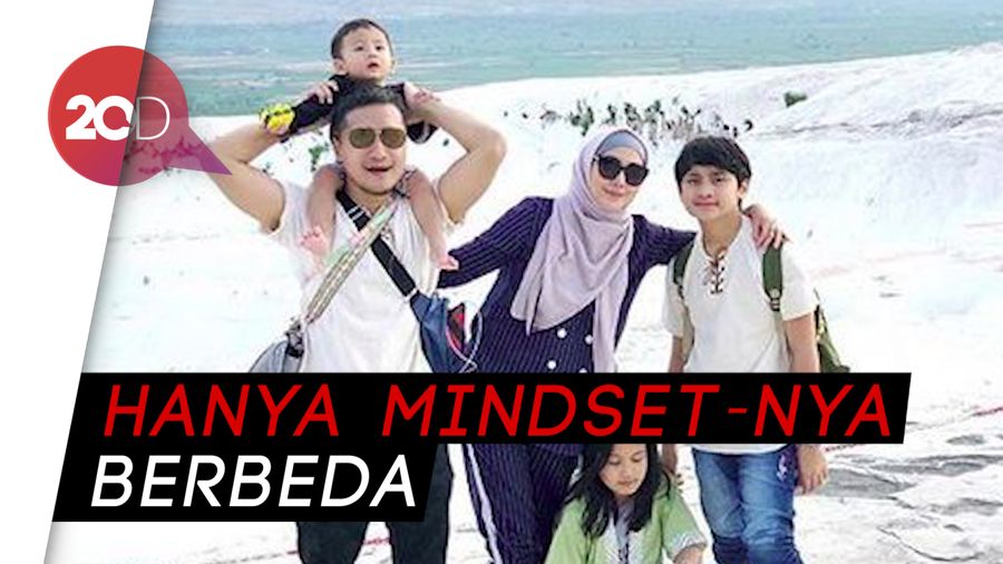 Berhijrah Tak Jadi Alasan Arie Untung untuk Tidak Stylish