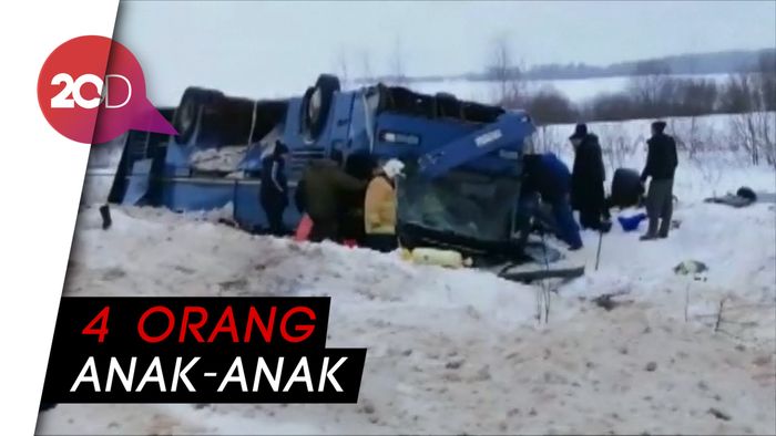 Ngeri! Bus Terbalik di Rusia, Anak-anak Jadi Korban