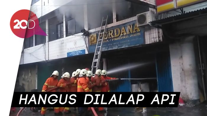 Diwarnai Ledakan, Toko Kimia di Surabaya Terbakar