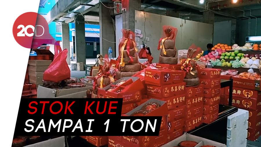 Jelang Imlek, Pernak-pernik Babi dan Kue Keranjang Laku Keras