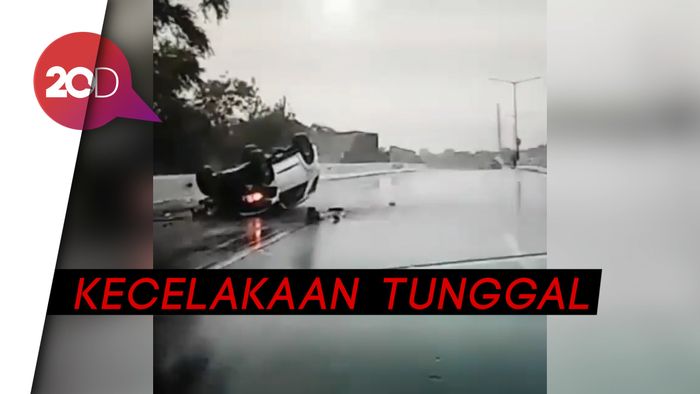 Mobil Ini Oleng Lalu Tabrak Pembatas Jalan