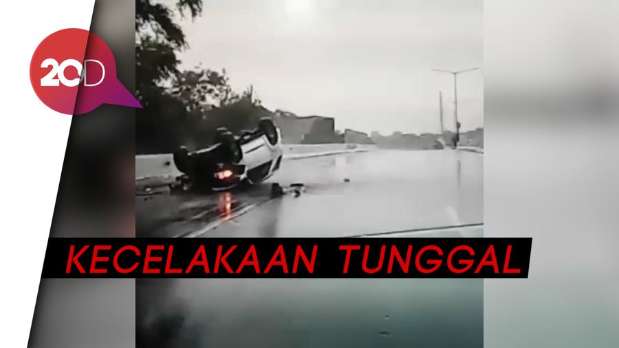 Mobil Ini Oleng Lalu Tabrak Pembatas Jalan