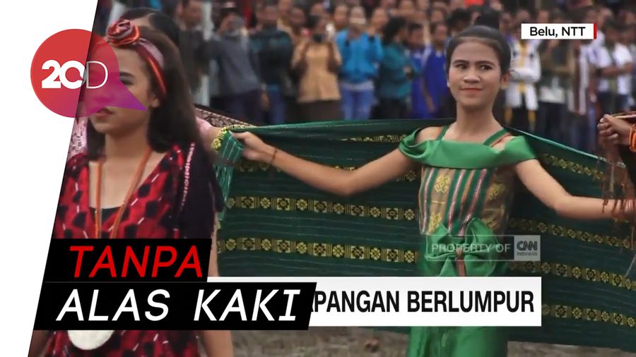 Tahan Licin! Puluhan Model NTT Lenggak-lenggok di Lapangan Berlumpur