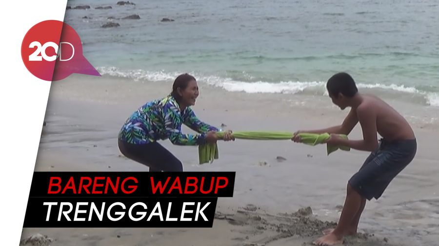 Aksi Susi Pudjiastuti Main Paddleboarding di Trenggalek