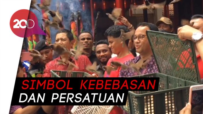 Lepas Burung Pipit, Anies Buang Sial di Hari Raya Imlek