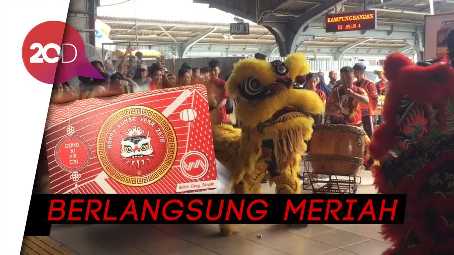Di Hari Imlek, Barongsai Meriahkan Stasiun Jakarta Kota