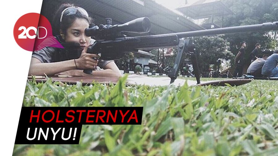 So Cool! Aksi Widy Vierratle Saat Menembak