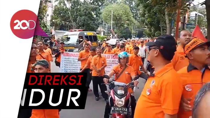 Tak Digaji Gegara Demo, Pak Pos Mogok Kerja