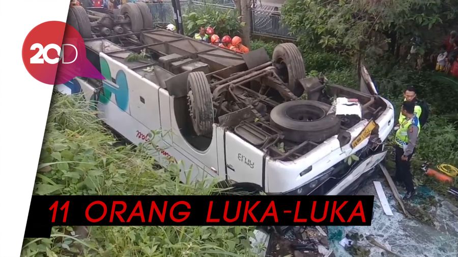 Bus Kramat Djati Terguling di Cicalengka, 2 Orang Tewas