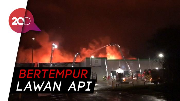 Gudang Distribusi Online Terbakar Hebat, 200 Petugas Dikerahkan