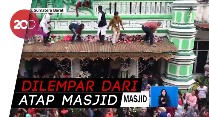 Serak Gulo, Tradisi Unik Lempar Gula di Padang